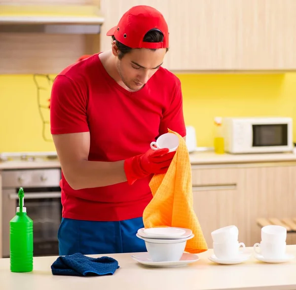 Empreiteiros profissionais de limpeza que trabalham na cozinha — Fotografia de Stock