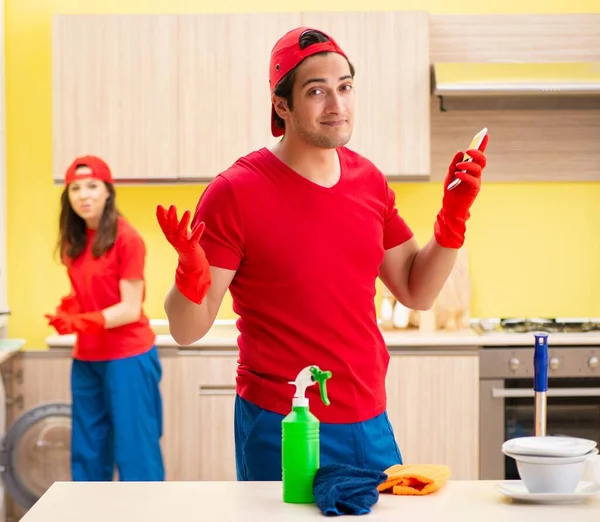 Pulizia appaltatori professionisti che lavorano in cucina — Foto Stock