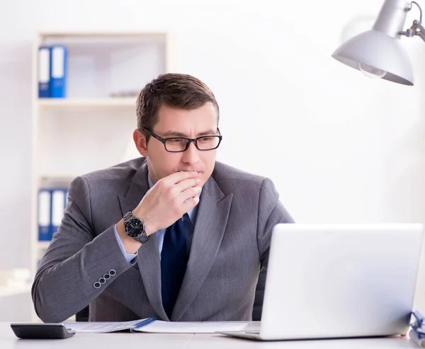 Joven hombre de negocios guapo empleado que trabaja en la oficina en el escritorio — Foto de Stock