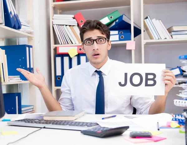 Empresario que contrata nuevos empleados para hacer frente al aumento de la carga de trabajo — Foto de Stock