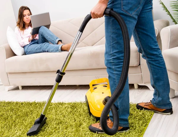 Joven familia haciendo limpieza en casa — Foto de Stock