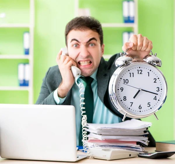 Geschäftsmann verärgert über übermäßige Arbeit im Büro in — Stockfoto