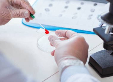 Uyuşturucu sentezi laboratuarı haplarla deney yapıyor.