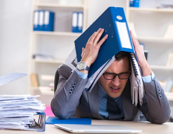 Sobrecarregado com o funcionário do trabalho sob carga de papelada — Fotografia de Stock