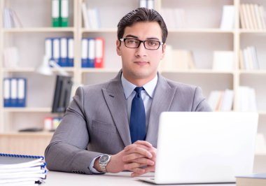 Masada çalışan yakışıklı bir işadamı.
