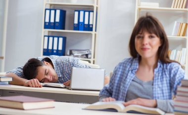 Sınıfta oturan ve okuyan öğrenciler