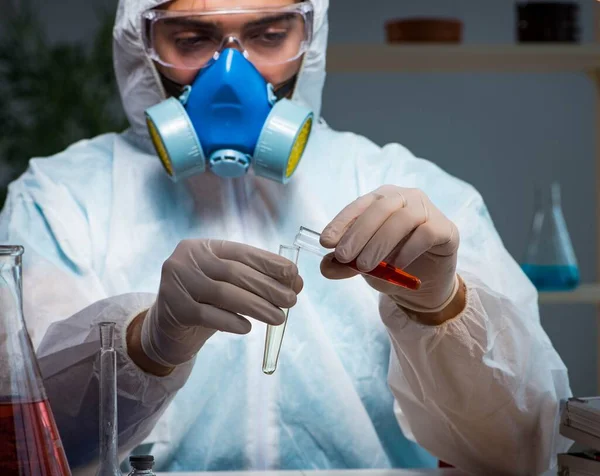 Jonge wetenschappers werken met gevaarlijke stoffen — Stockfoto