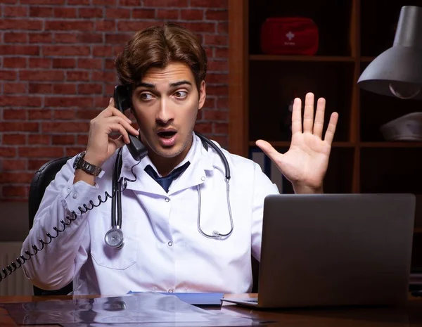 Joven médico guapo trabajando de noche en el hospital — Foto de Stock