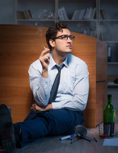 Наголошений бізнесмен працює понаднормово в депресії — стокове фото