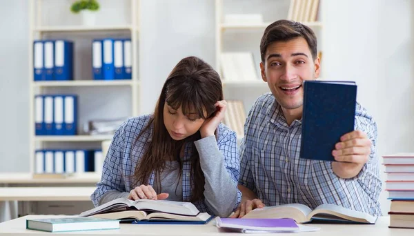 Studenci siedzący i studiujący w koledżu klasowym — Zdjęcie stockowe