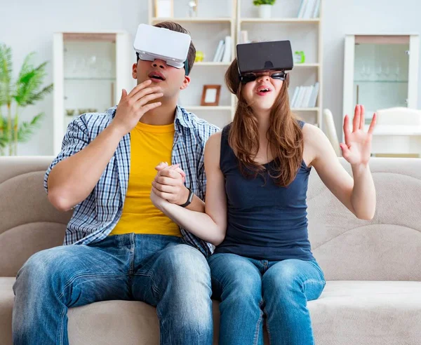 Νεαρή οικογένεια παίζει παιχνίδια με γυαλιά εικονικής πραγματικότητας — Φωτογραφία Αρχείου