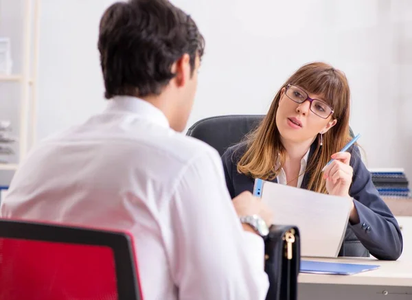 Man en vrouw in gesprek — Stockfoto