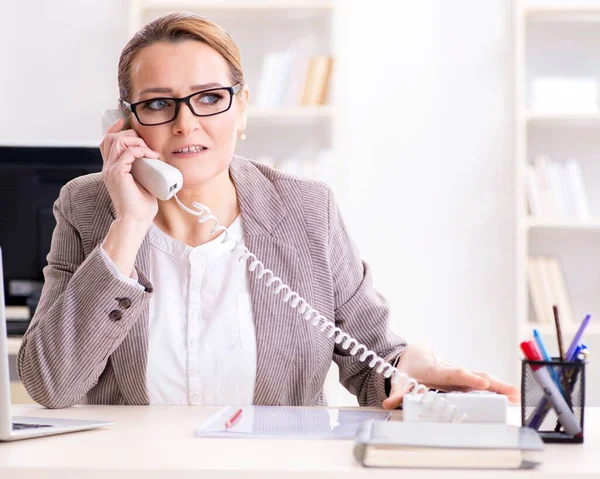 Empregada empregada conversando no telefone do escritório — Fotografia de Stock