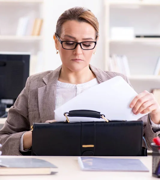 Businesswoman employee working in the office — Stock Photo, Image