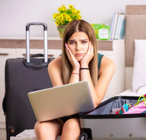 Junge Frau bereitet sich auf Sommerferien vor — Stockfoto