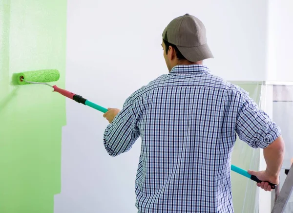 Fiatal festő felújítás otthon — Stock Fotó