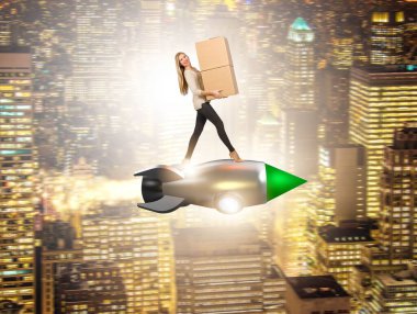 Hızlı kutuda bir kadın roketli teslimat servisi