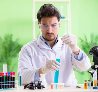 Laboratuvarda çalışan bir kimyager.