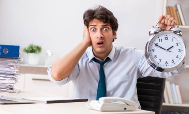 Çok fazla işi ve evrak işi olan yoğun bir çalışan.