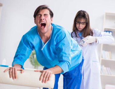 Komik adam şırınga iğnesine hazırlanıyor.