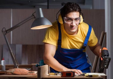 Marangozluk konseptinde tamir atölyesinde çalışan işçi