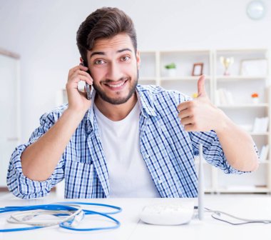 Adam hızlı internet bağlantısından hoşlanıyor