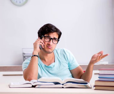 Genç yakışıklı öğrenci okul sınavlarına hazırlanıyor.