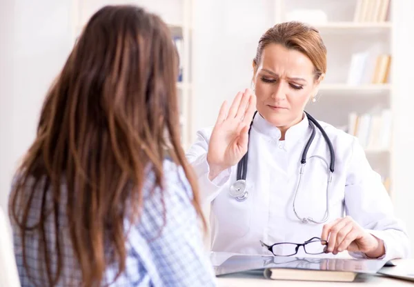 Donna incinta dal medico per un controllo regolare — Foto Stock