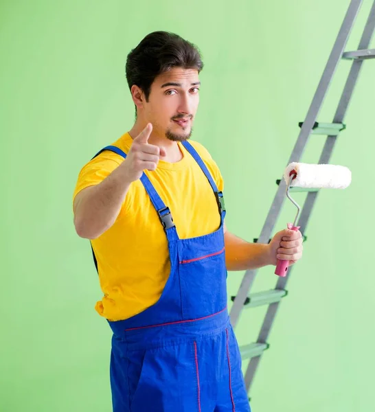 Joven pintor haciendo renovación en casa — Foto de Stock