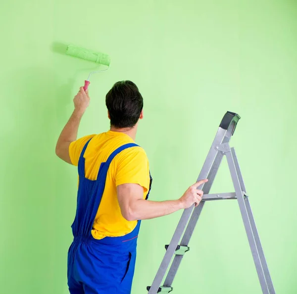 自宅で改装を行う若い画家 — ストック写真