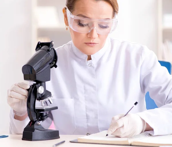 Femme chimiste travaillant dans le laboratoire clinique de l'hôpital — Photo