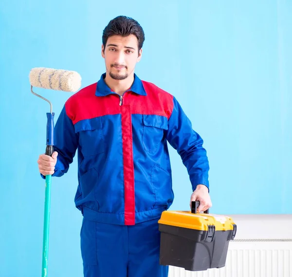 Joven hombre haciendo la renovación del hogar — Foto de Stock