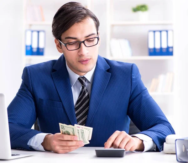 Účetní vypočítává dolary s kalkulačkou v kanceláři — Stock fotografie