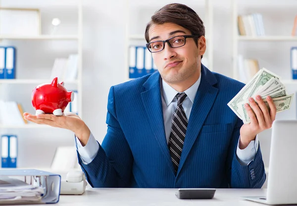 Empresário pensando em suas economias durante a crise — Fotografia de Stock