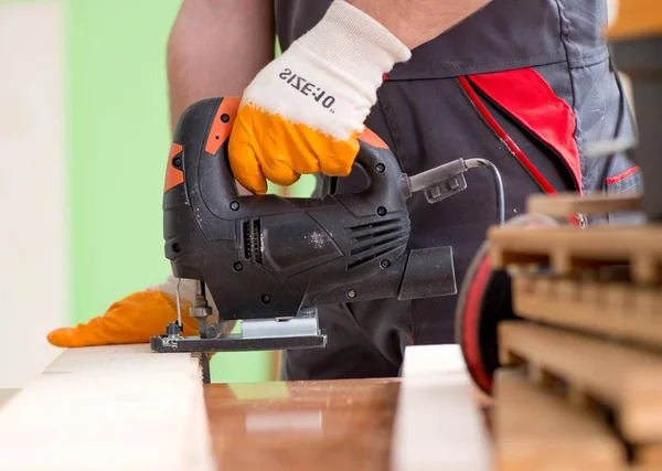 Junger Tischler arbeitet in Werkstatt — Stockfoto