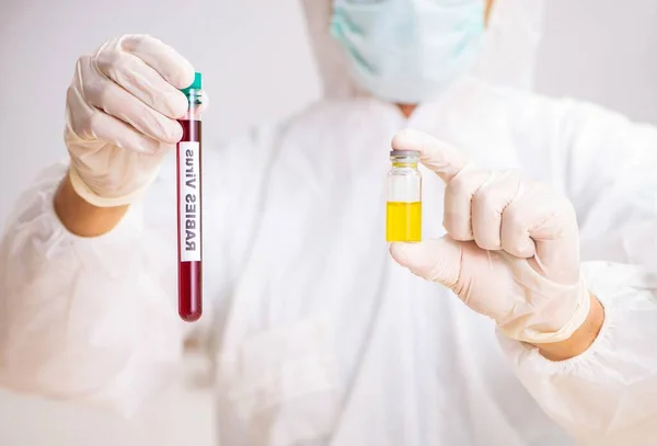 Asistente de laboratorio joven guapo analizando muestras de sangre en el hospital —  Fotos de Stock