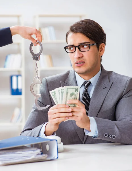 破産法のための賄賂を提供されたビジネスマン — ストック写真