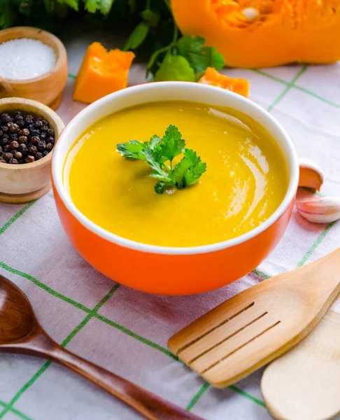 Гарбузовий суп подається на столі в мисці — стокове фото