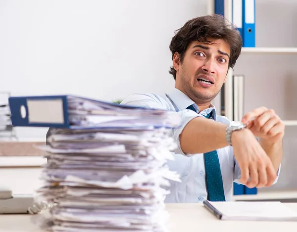 Overbelaste drukke medewerker met te veel werk en papierwerk — Stockfoto