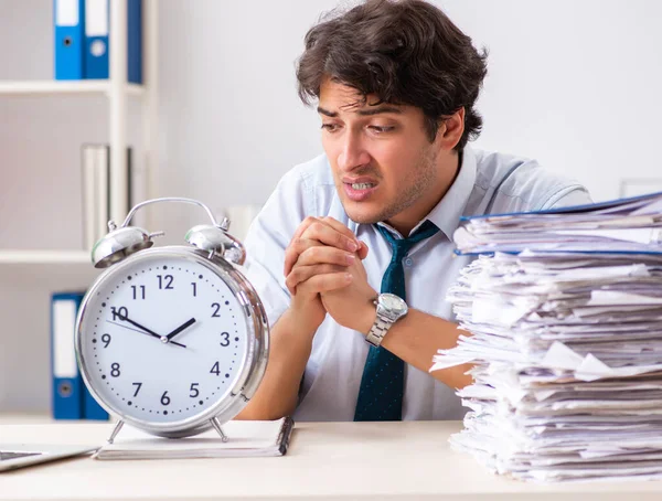 Funcionário ocupado sobrecarregado com muita papelada e trabalho — Fotografia de Stock