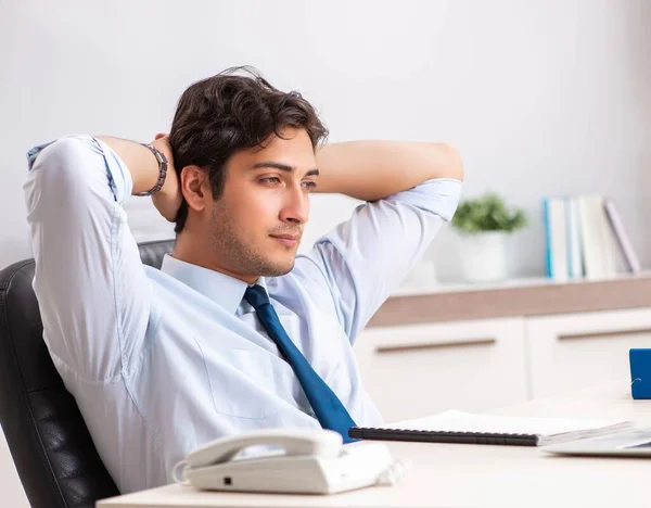 Junger gutaussehender Geschäftsmann arbeitet im Büro — Stockfoto