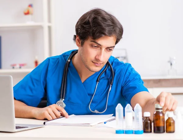 Giovane medico che lavora in ospedale — Foto Stock