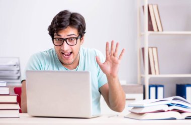 Tele-öğrenim konsepti genç öğrencisi