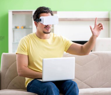 Sanal gerçeklik gözlüklü genç adam.