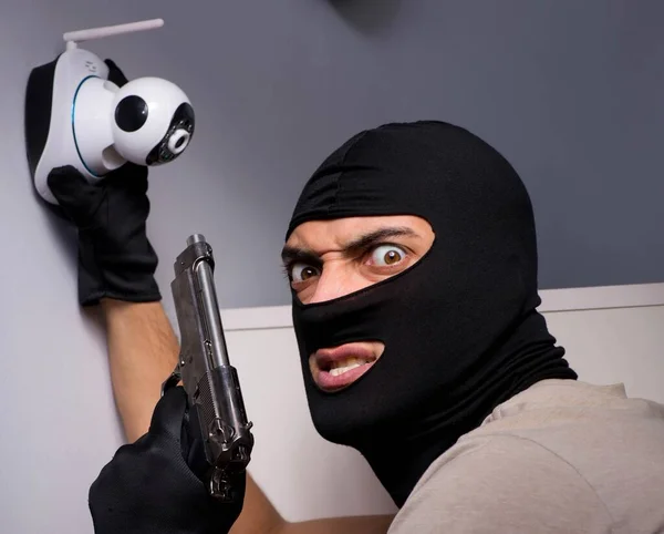 Inbrottstjuv bär balaclava mask på brottsplatsen — Stockfoto