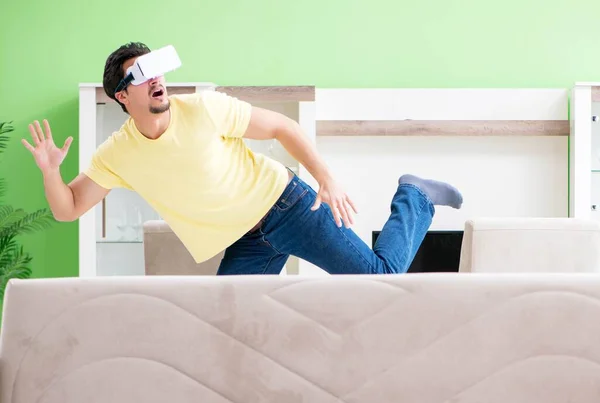 Jongeman met virtual reality bril — Stockfoto