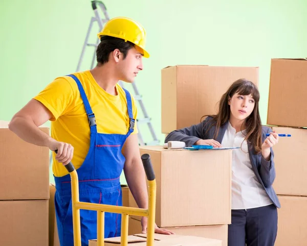 Woman boss and man contractor working with boxes delivery — Stock Photo, Image