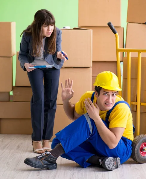 Женщина-босс и мужчина-подрядчик работают с доставкой коробок — стоковое фото