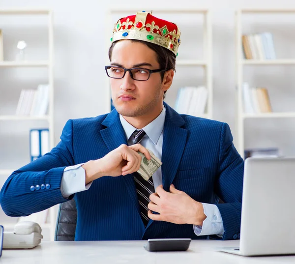 Empresário rei com dinheiro no escritório — Fotografia de Stock