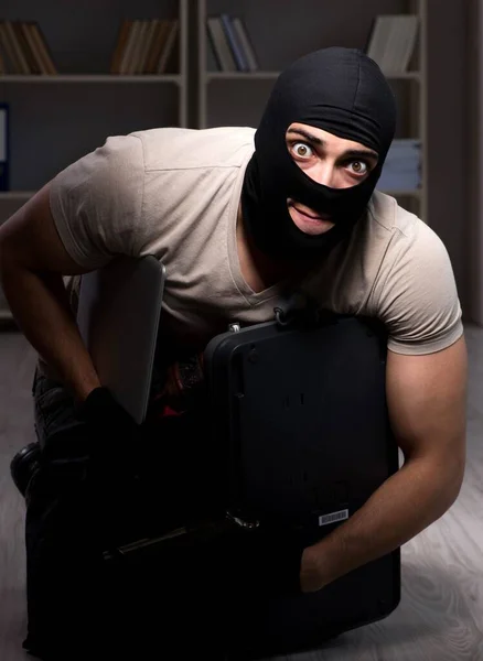 Inbrottstjuv bär balaclava mask på brottsplatsen — Stockfoto